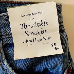 Abercrombie & Fitch- The Ankle Straight Ultra High Rise Size:6 regular